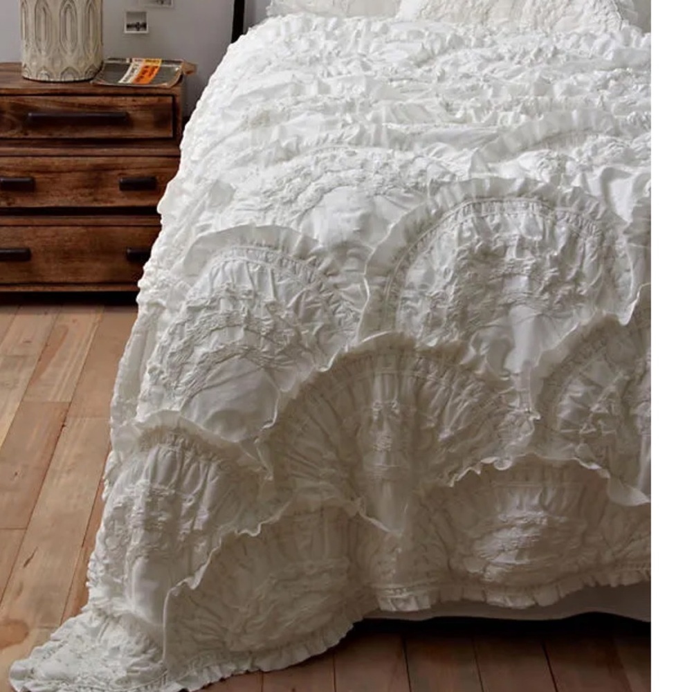 Anthropologie Rivulets Creme Queen Quilt